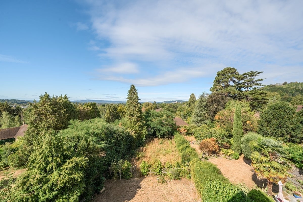 Flat Raglan Road in Reigate and Banstead