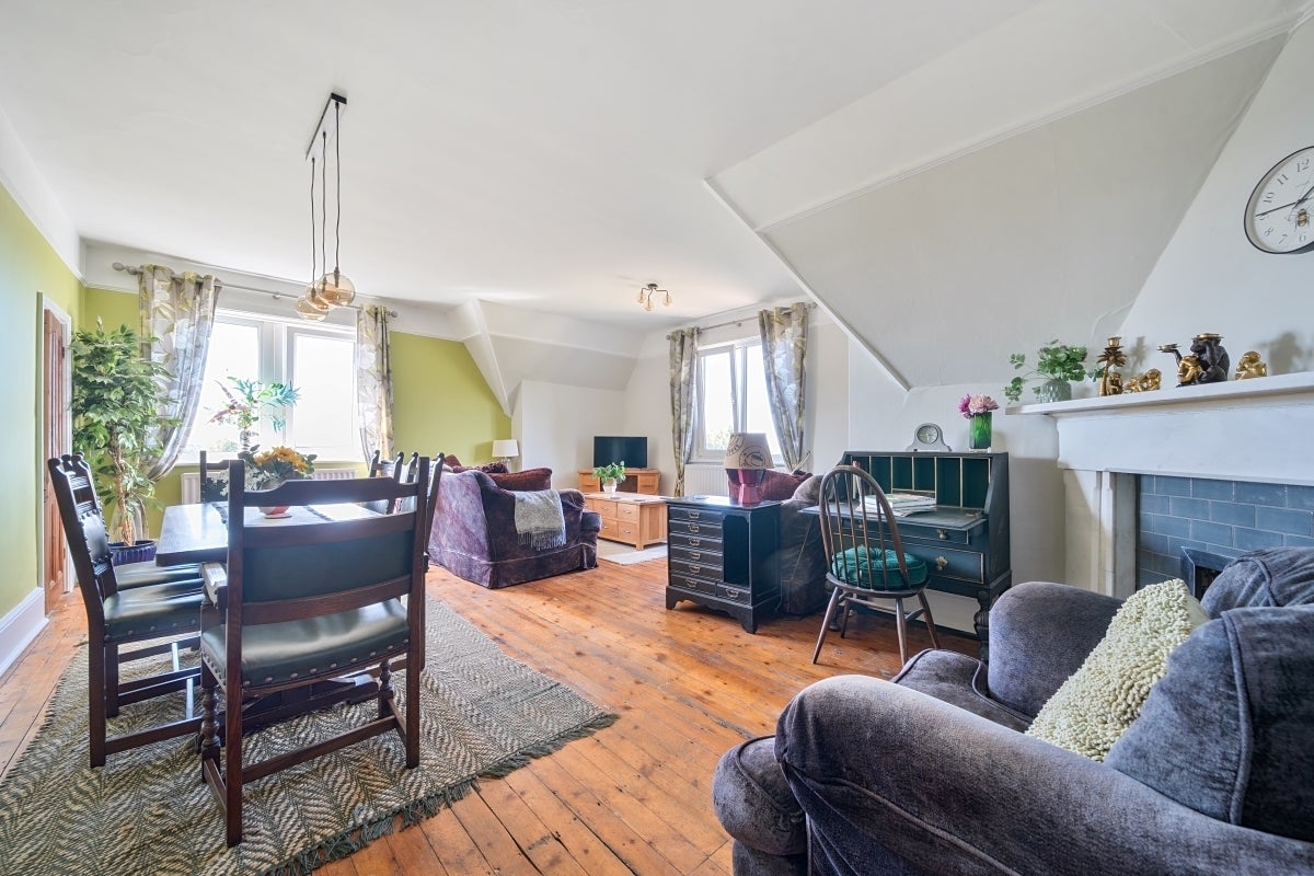 Flat Raglan Road in Reigate and Banstead