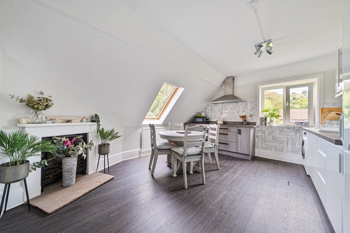 Flat Raglan Road in Reigate and Banstead