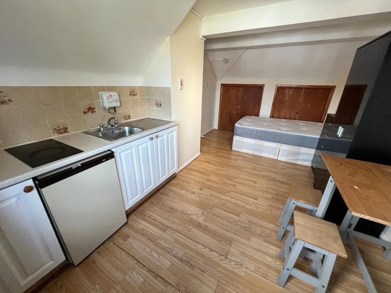 Flat Geary Road in Greater London