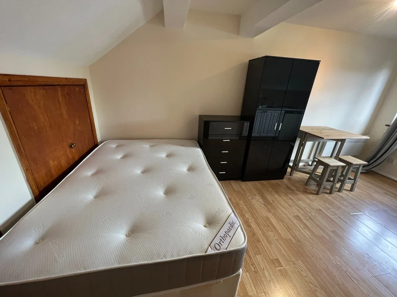 Flat Geary Road in Greater London