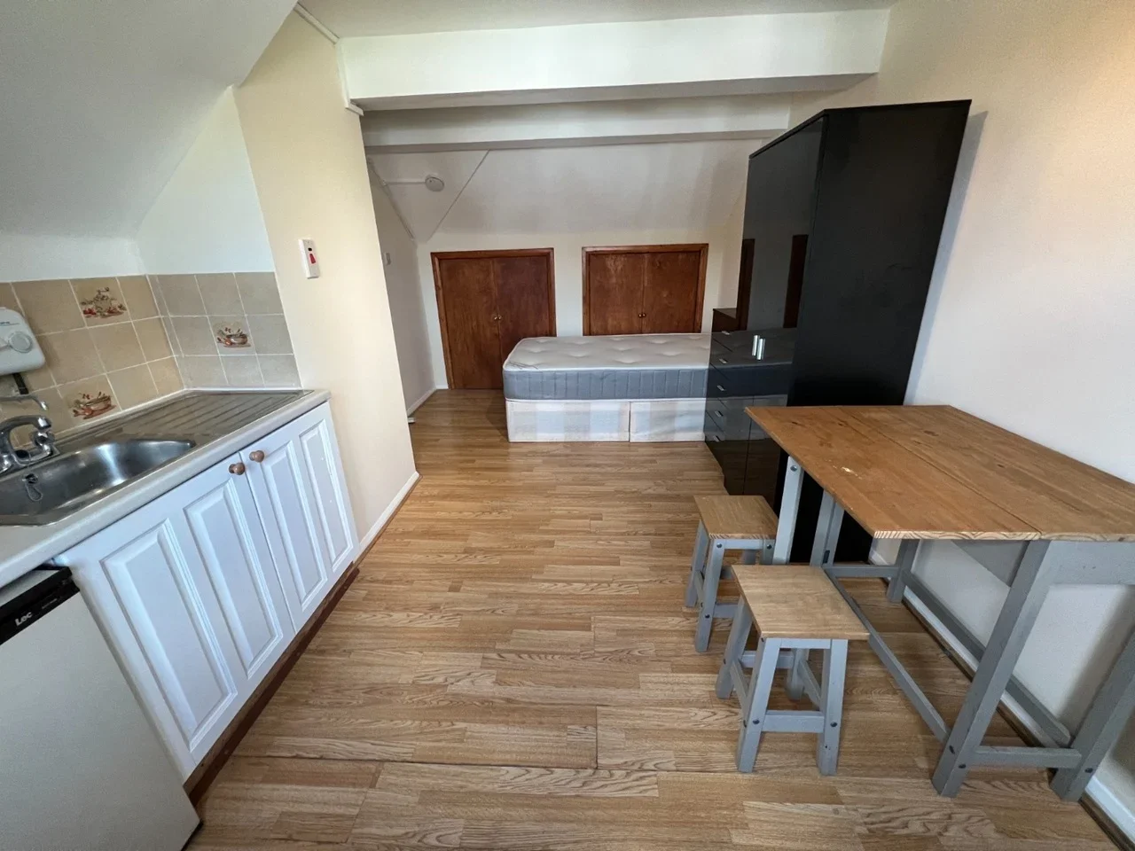 Flat Geary Road in Greater London