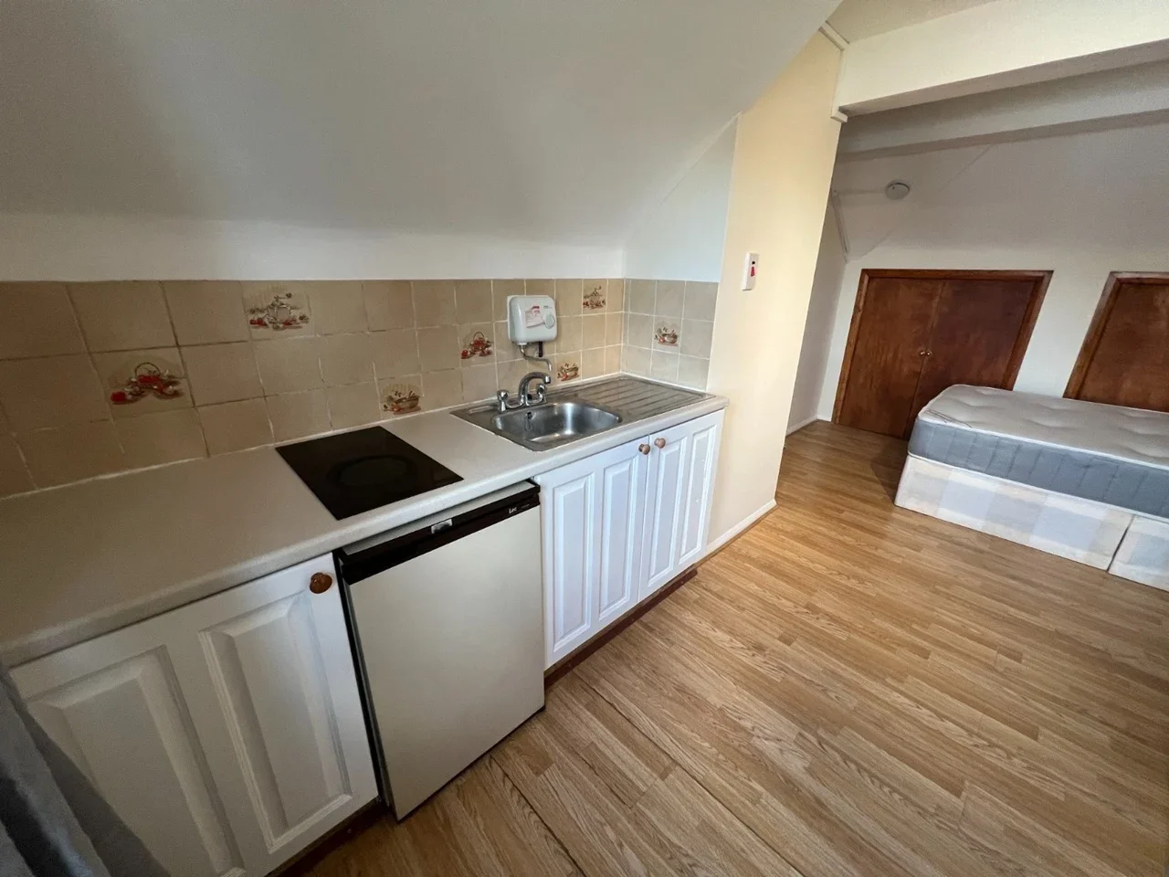 Flat Geary Road in Greater London