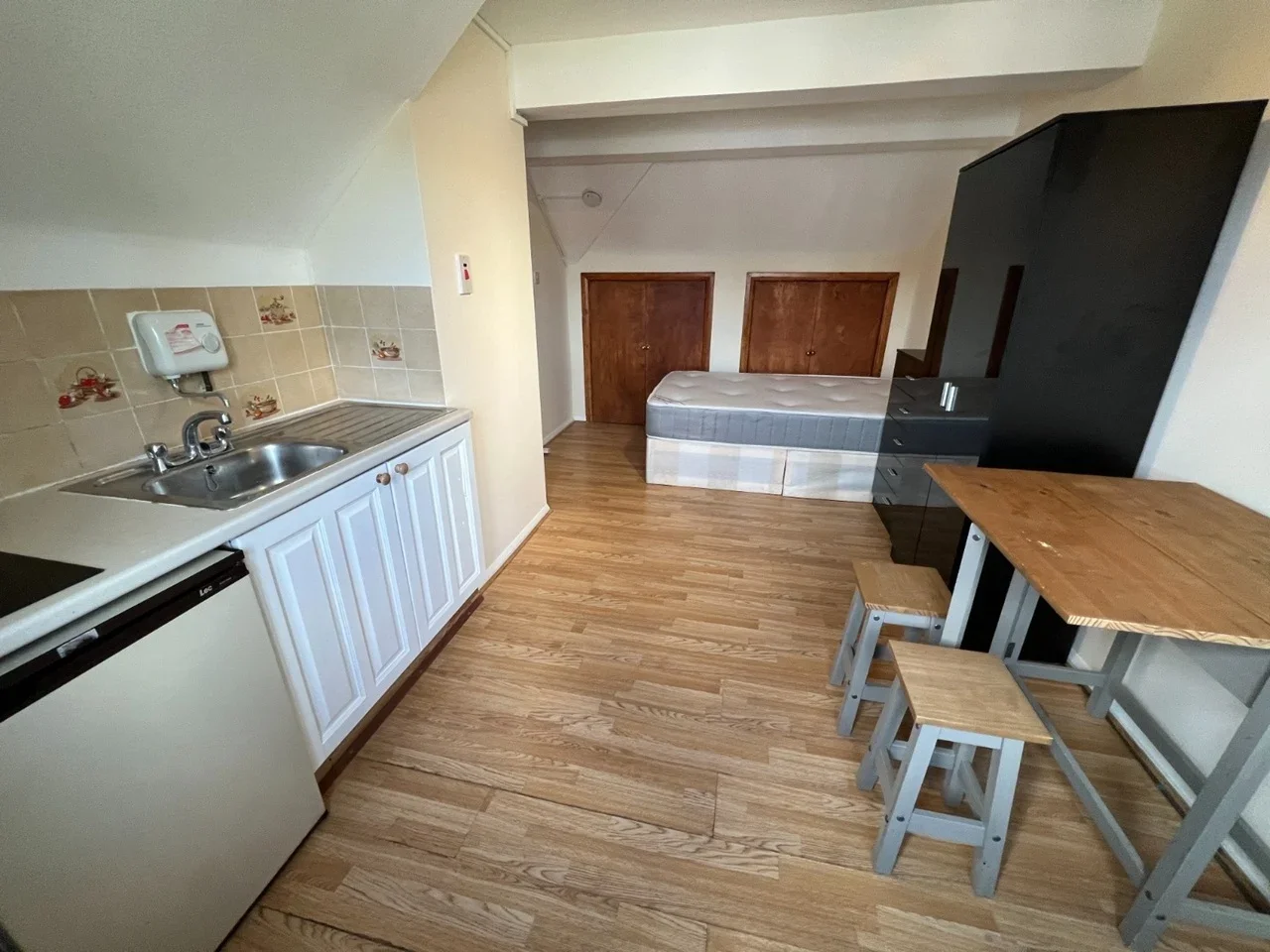 Flat Geary Road in Greater London