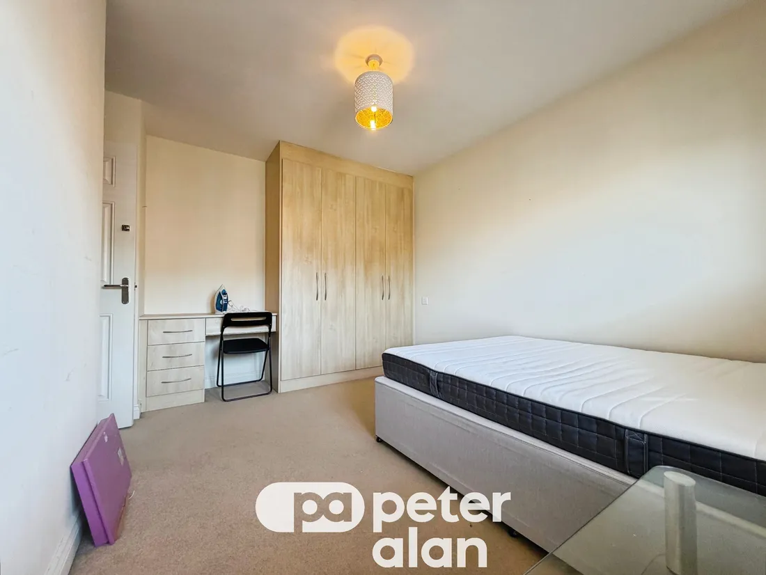 Room Ffordd Mograig in Cardiff