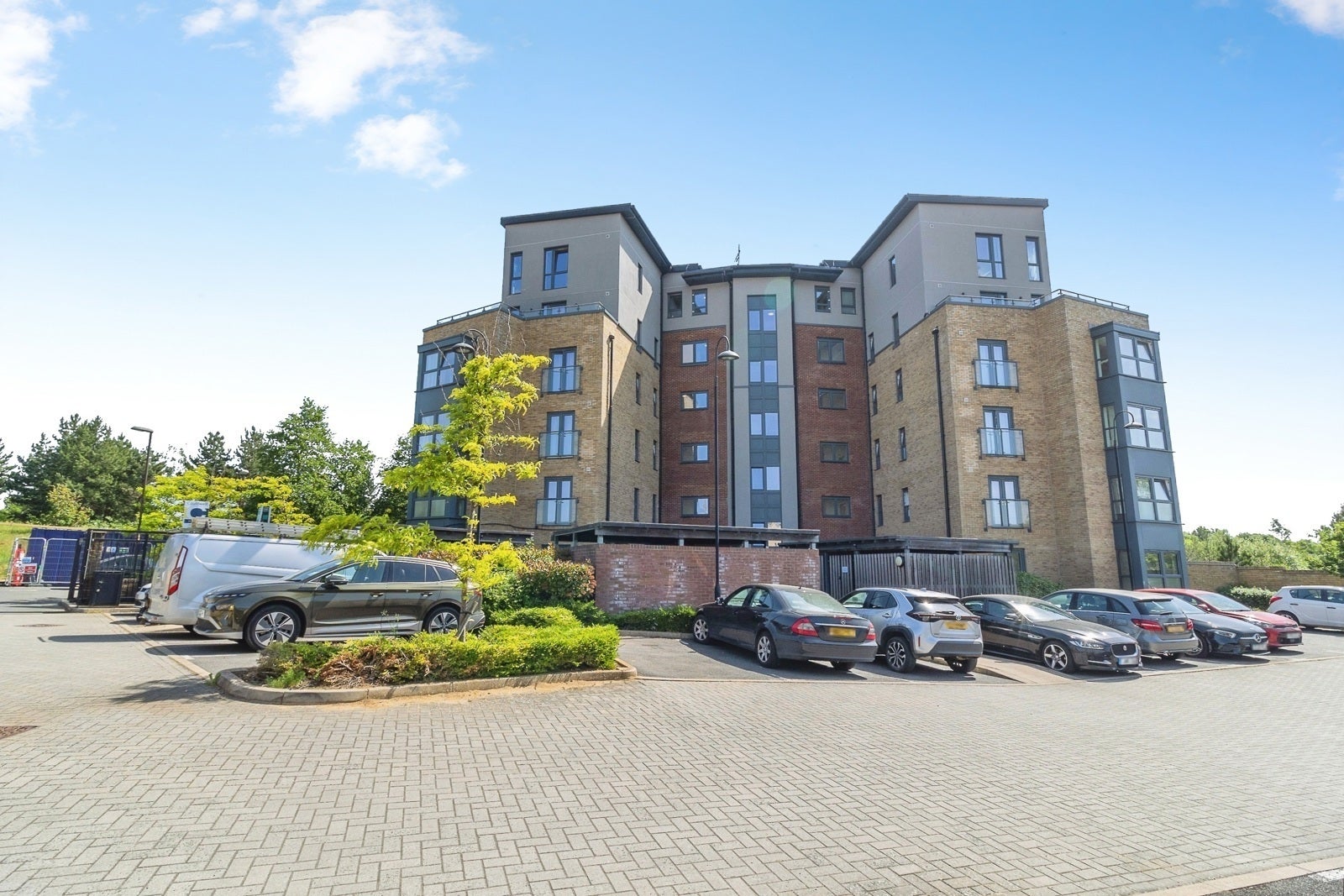 Flat Cyber Avenue in Milton Keynes
