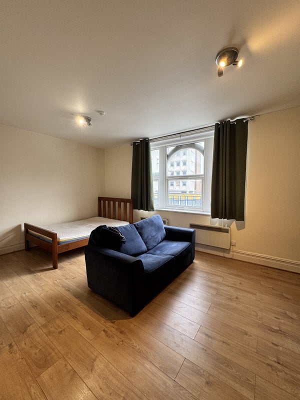 Flat Uxbridge Road in Greater London