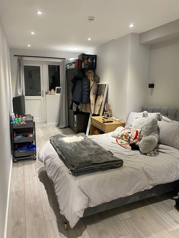 Room Good Road in Poole
