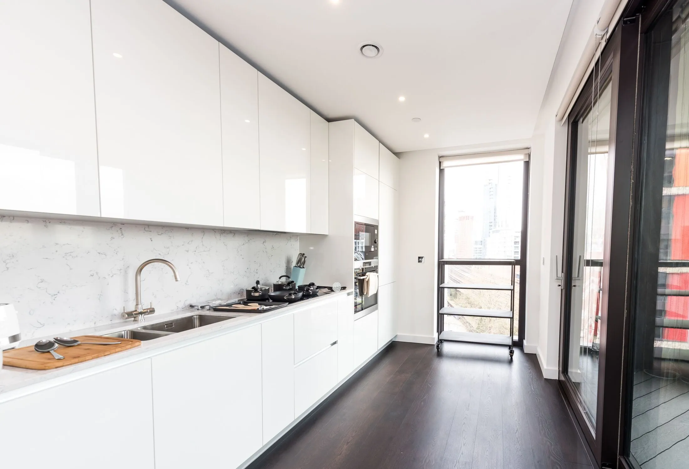 Flat Ponton Road in Greater London