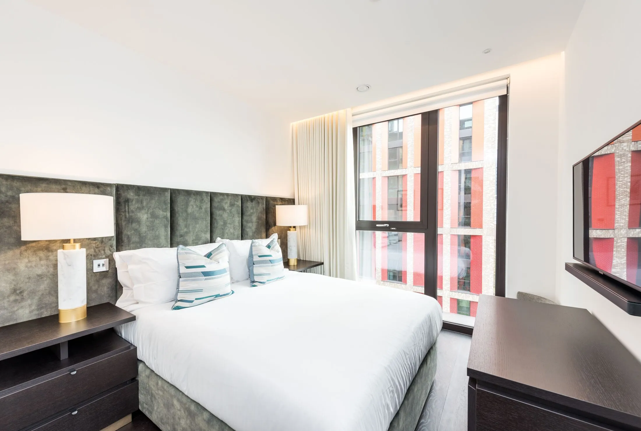 Flat Ponton Road in Greater London
