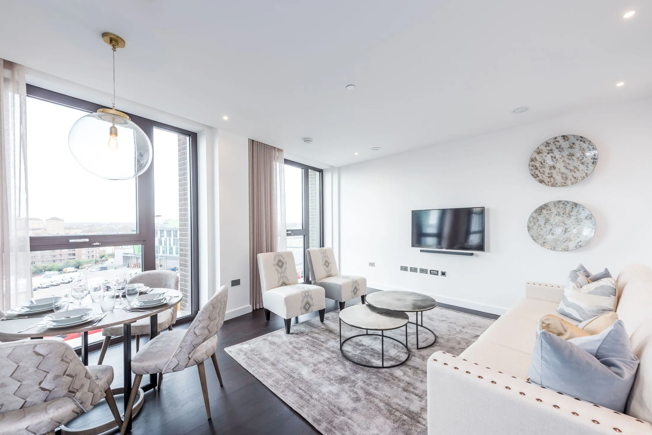 Flat Ponton Road in Greater London