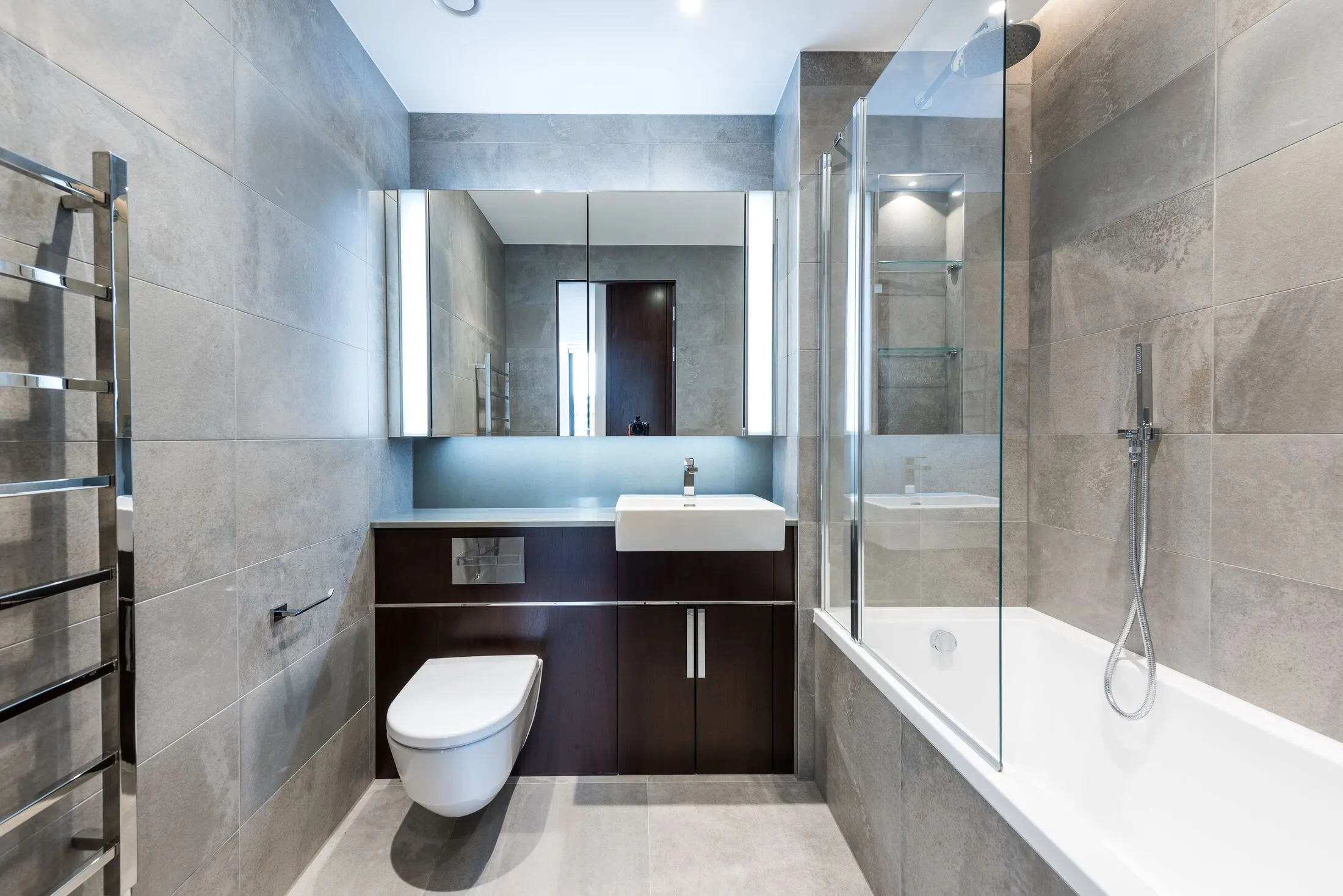 Flat Ponton Road in Greater London