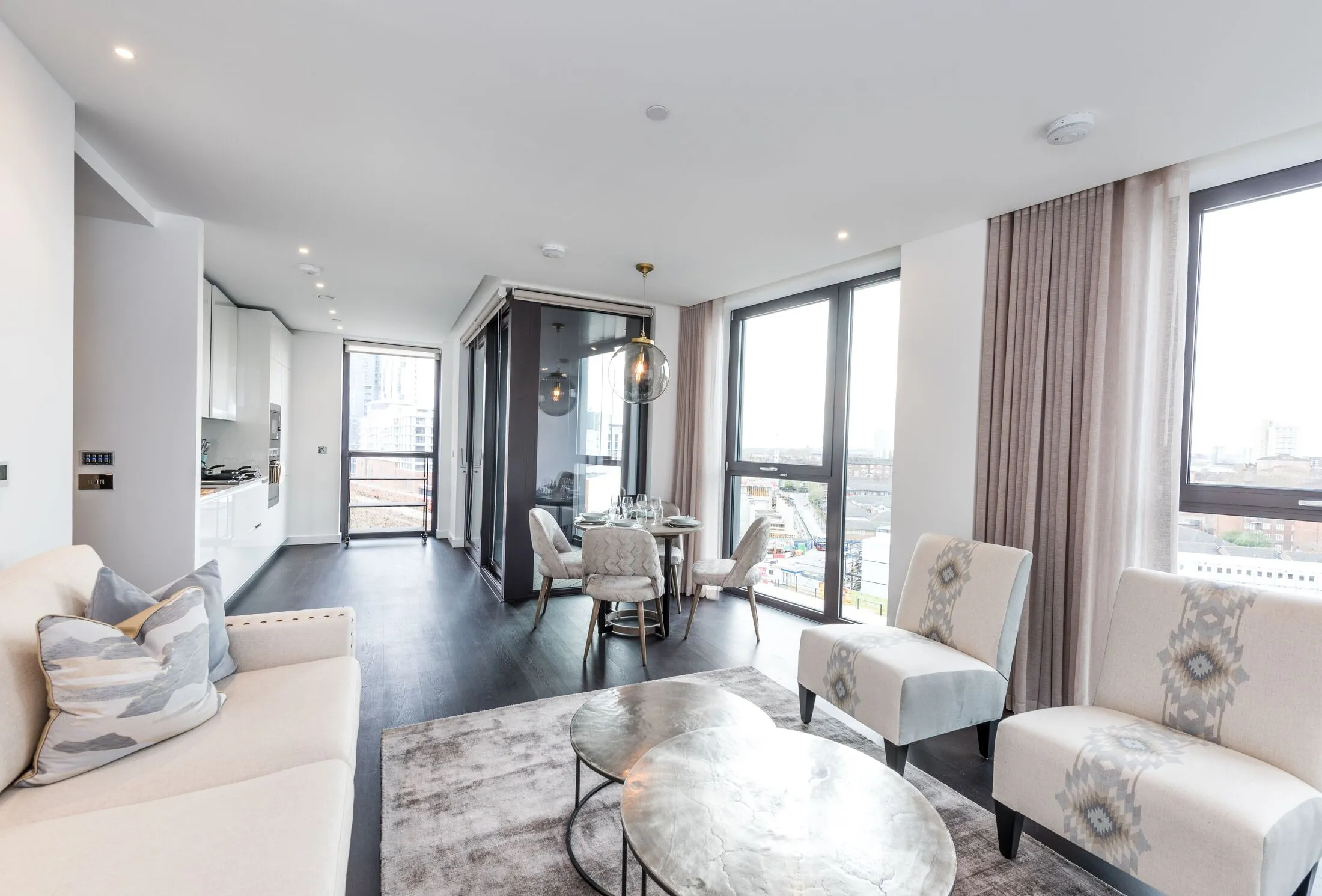 Flat Ponton Road in Greater London