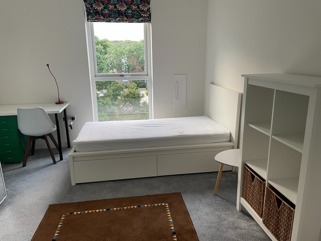Room Merriam Close in Greater London
