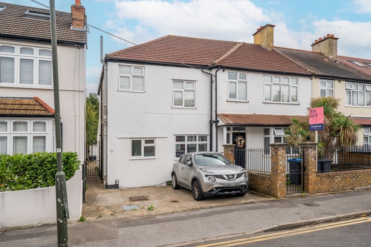 Flat Chestnut Road in Greater London