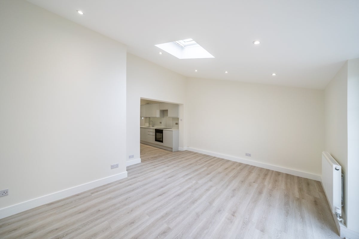 Flat Chestnut Road in Greater London