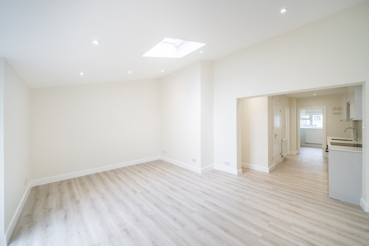 Flat Chestnut Road in Greater London
