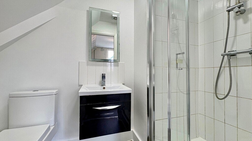 Room Gunnersbury Lane in Greater London