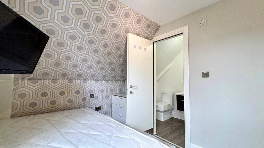Room Gunnersbury Lane in Greater London
