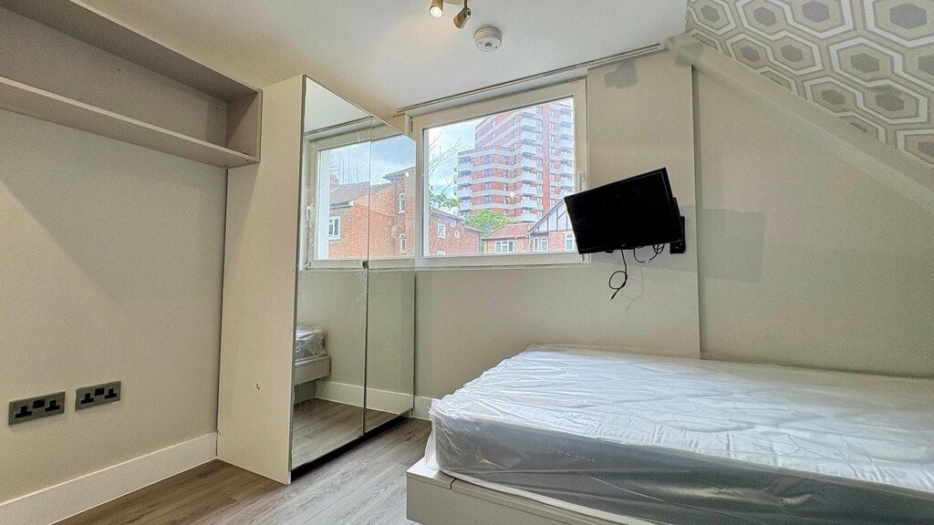 Room Gunnersbury Lane in Greater London