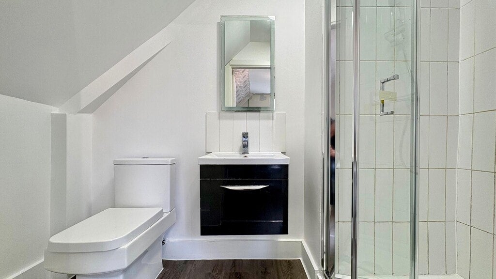 Room Gunnersbury Lane in Greater London