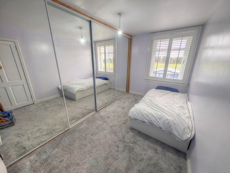 Room Deantown Avenue in Whitecraig