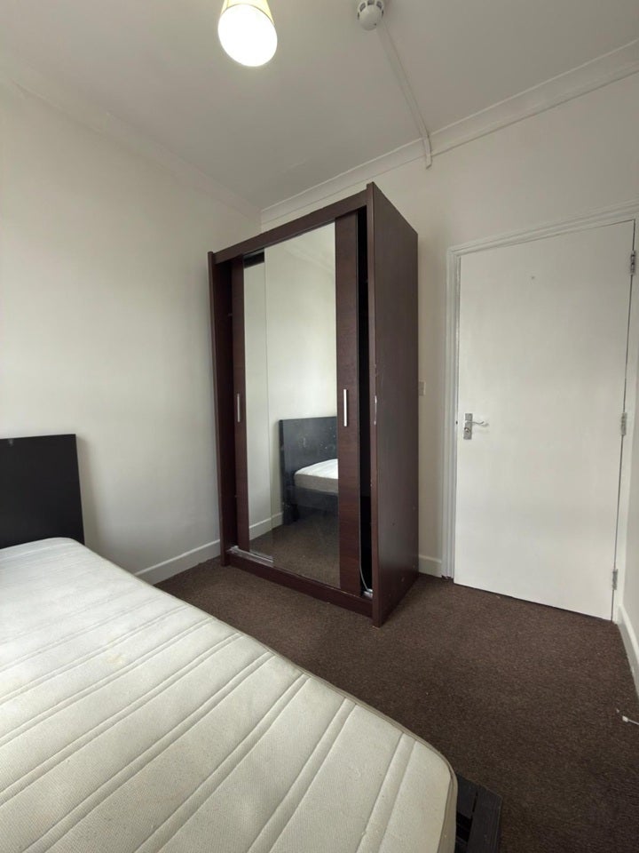 Room Glenny Road in Greater London