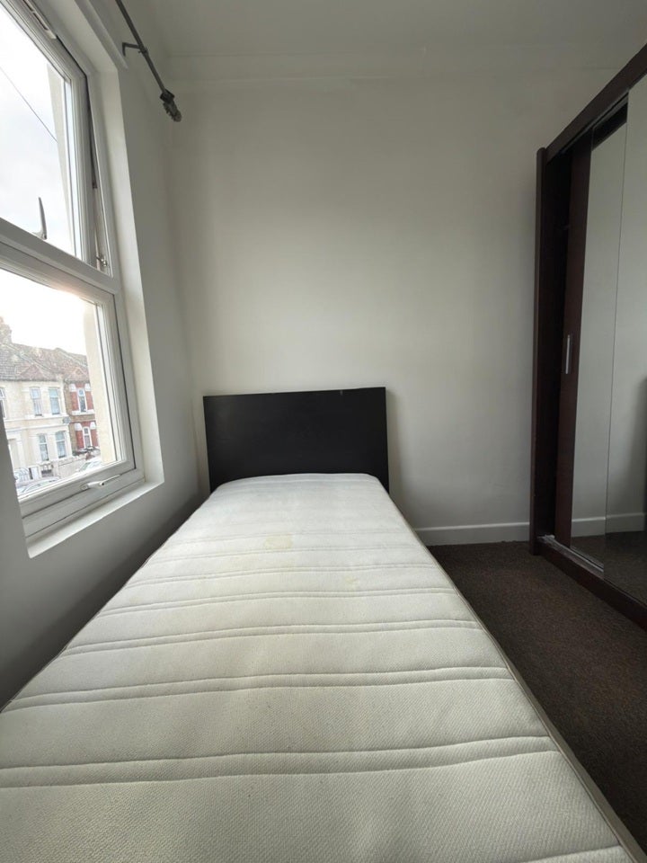 Room Glenny Road in Greater London