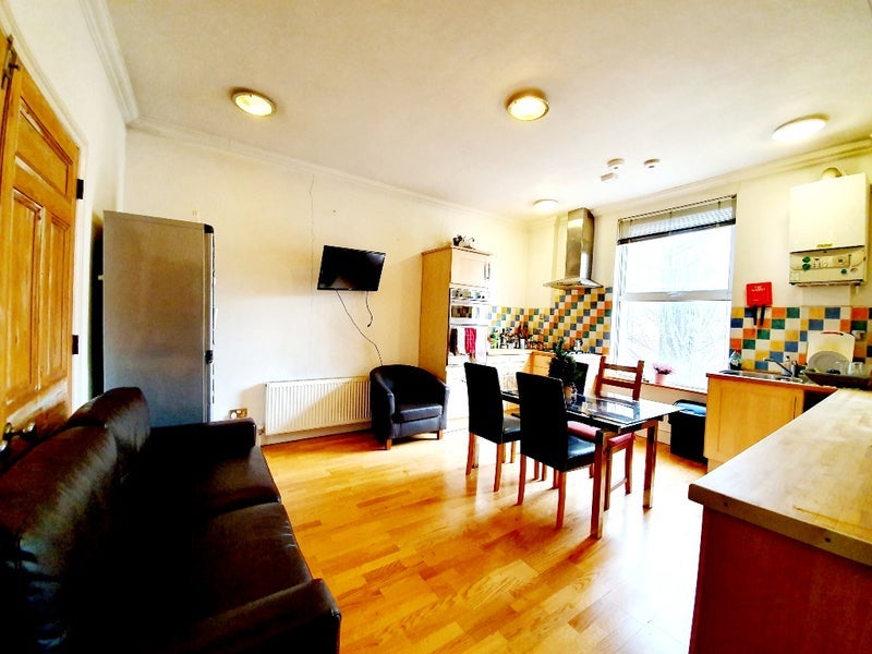 Flat Caledonian Road in Greater London