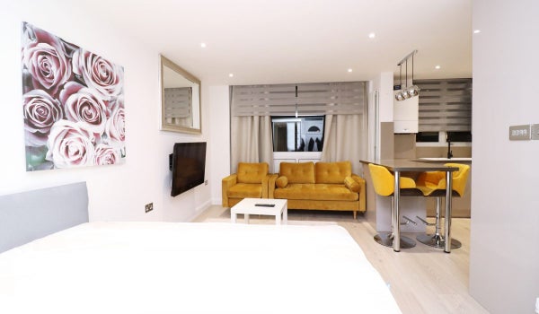 Flat Kingfisher Avenue in London