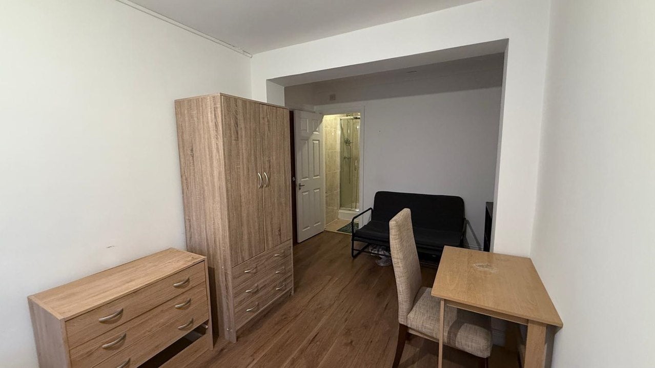 Room Warner Road in London