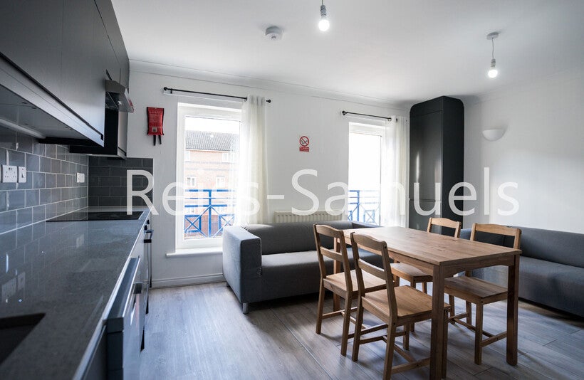 Flat Ambassador Square in Greater London