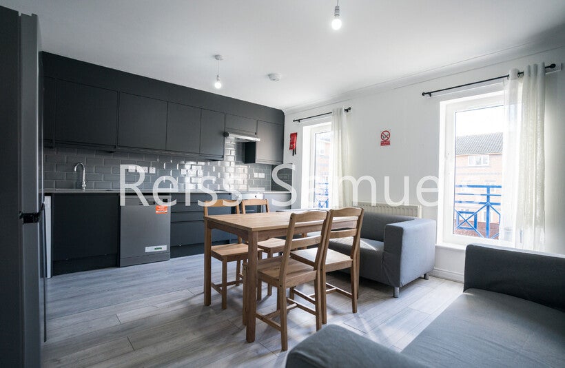 Flat Ambassador Square in Greater London