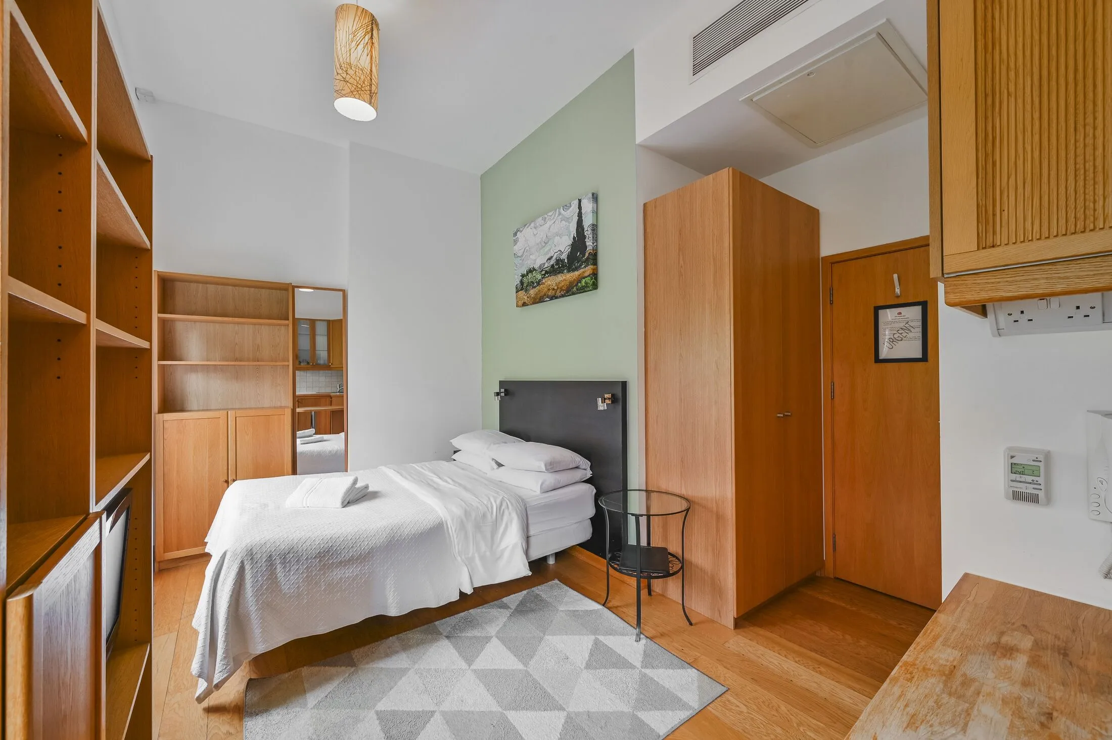 Flat Burton Place in Greater London