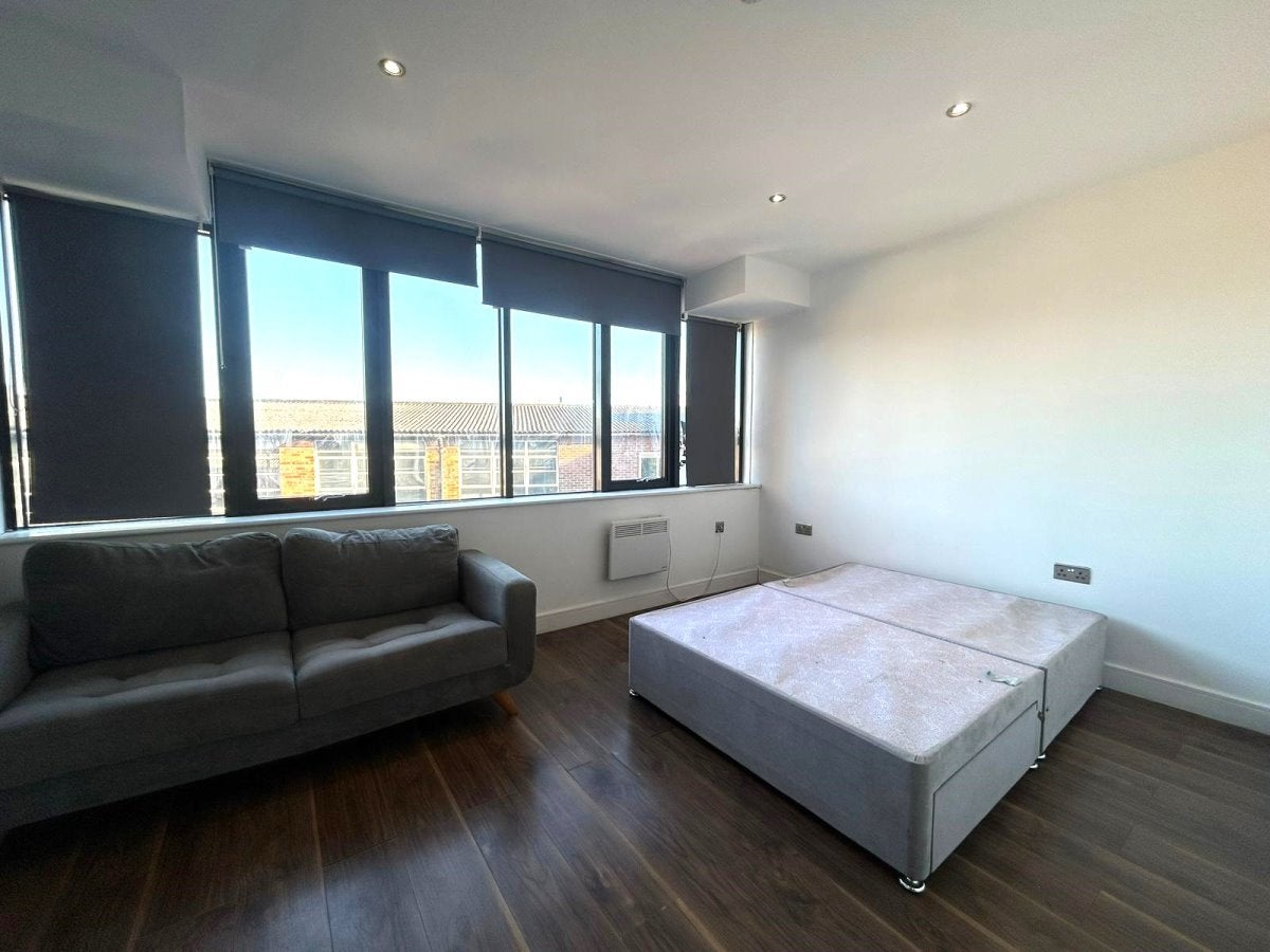 Room Elmgrove Road in Greater London