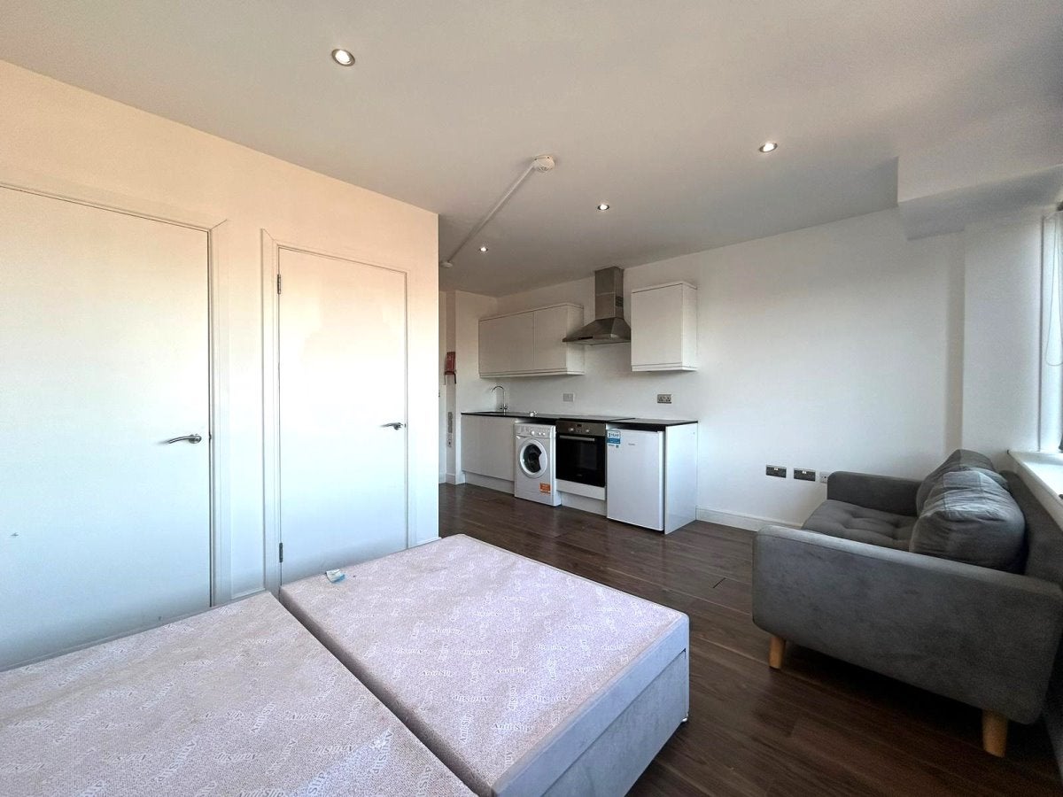 Room Elmgrove Road in Greater London