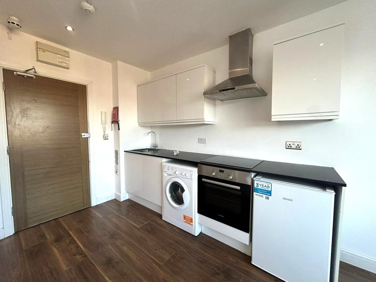 Room Elmgrove Road in Greater London