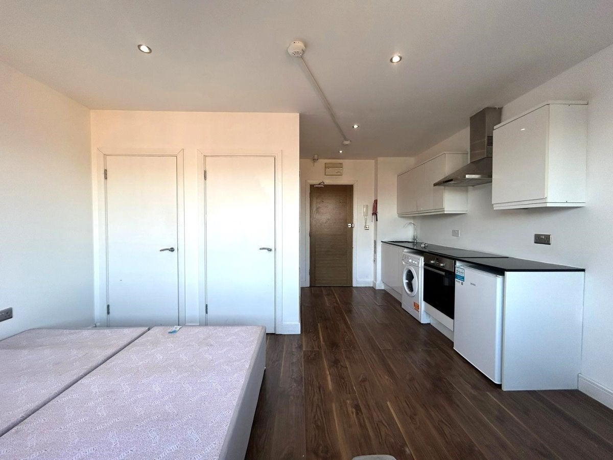 Room Elmgrove Road in Greater London
