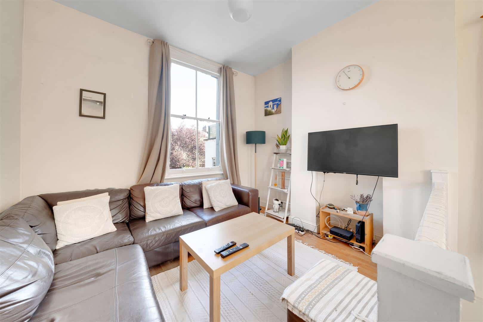 Flat Stradbroke Road in Greater London