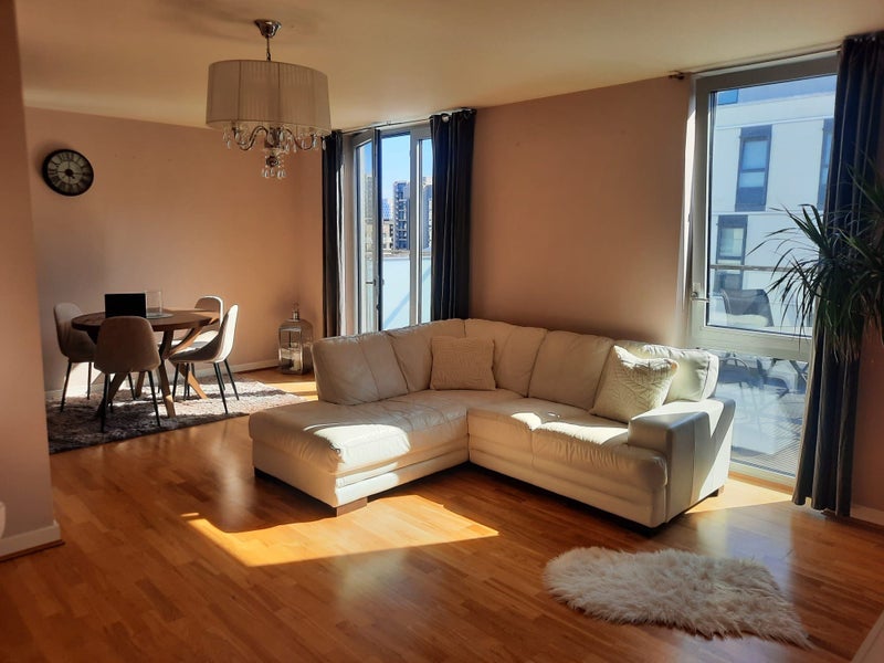 Room Empire Way in Greater London