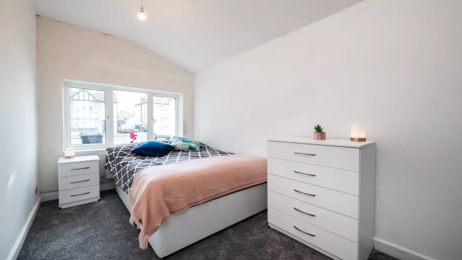 Room Park View Road in Greater London