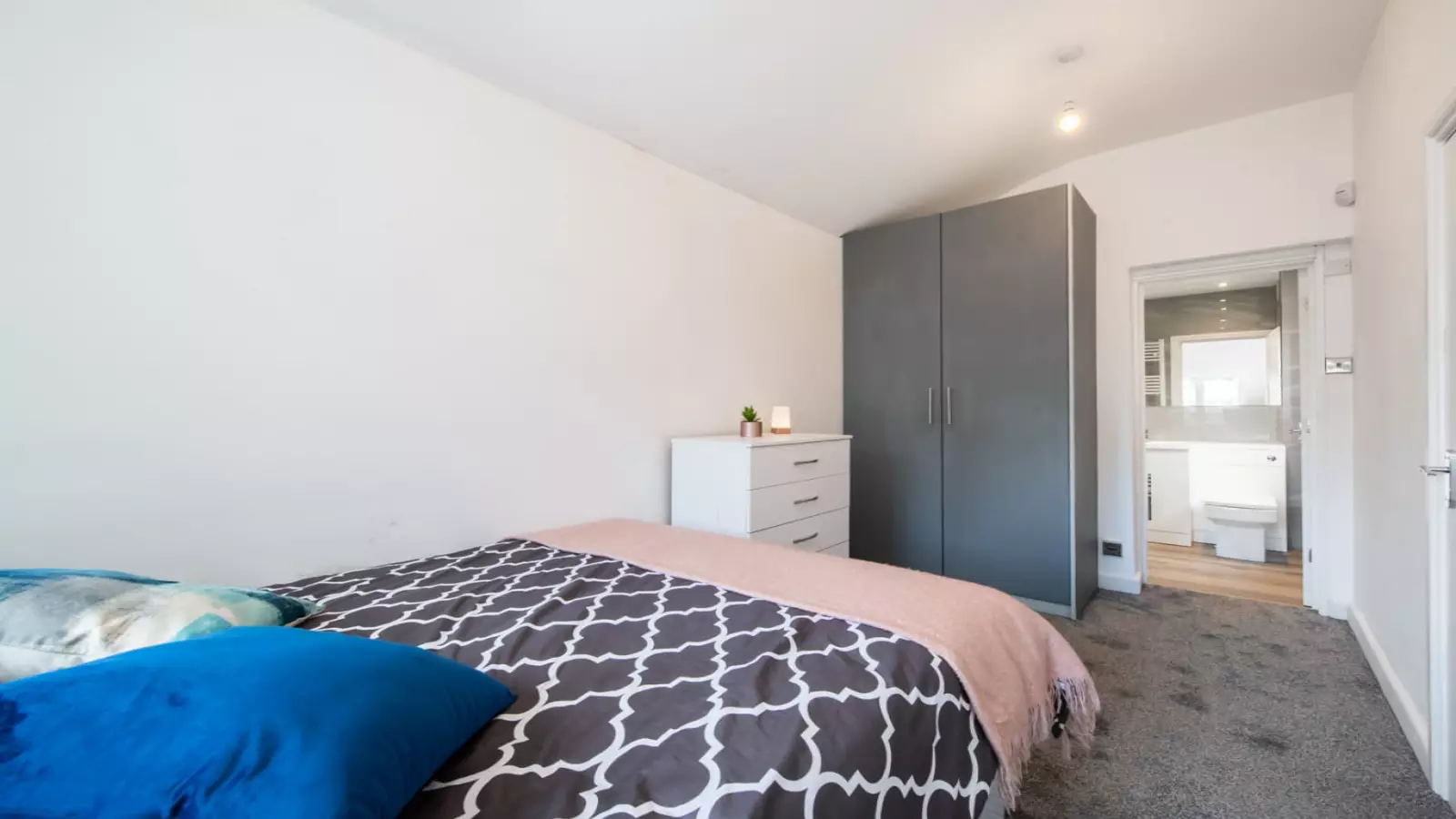 Room Park View Road in Greater London