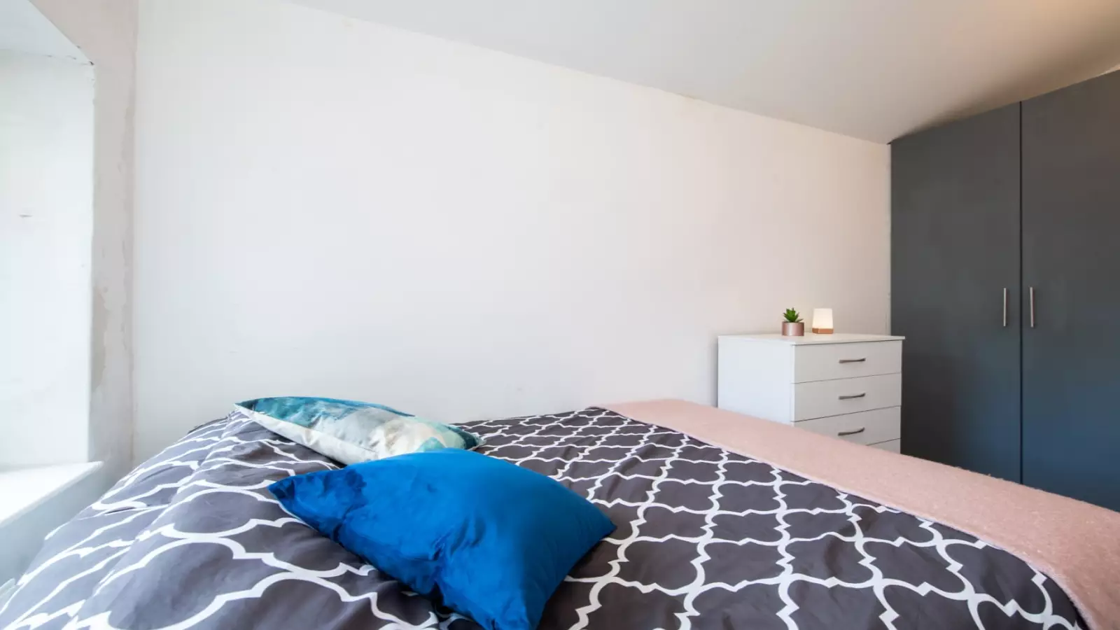 Room Park View Road in Greater London