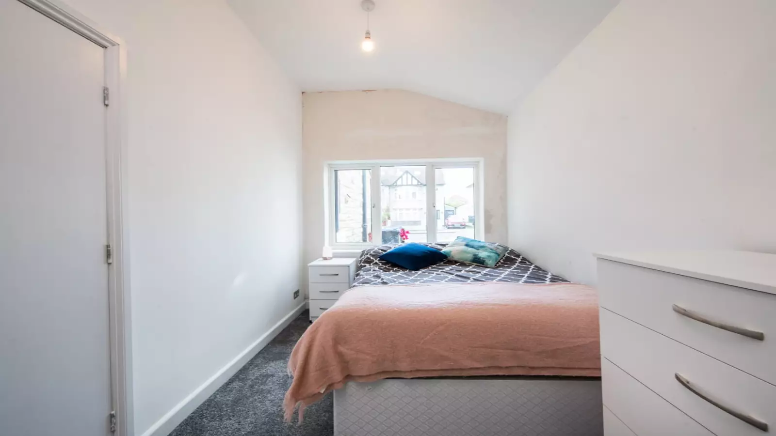 Room Park View Road in Greater London