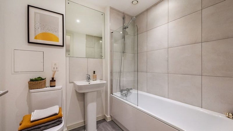 Flat Eastfields Avenue in Greater London
