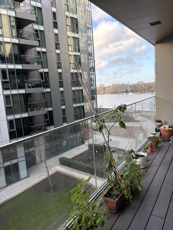 Flat Eastfields Avenue in Greater London