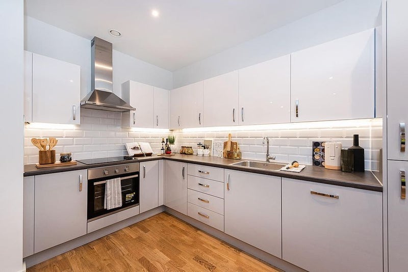 Flat Eastfields Avenue in Greater London