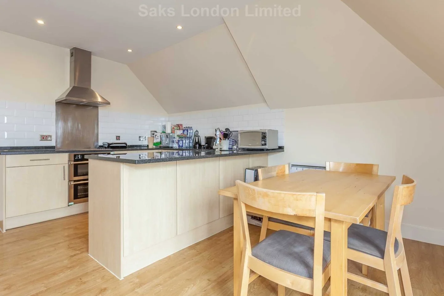 Flat Robinson Road in Greater London
