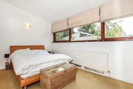Flat Robinson Road in Greater London