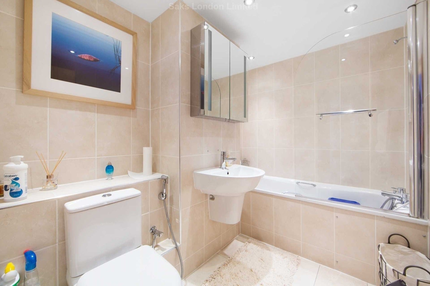 Flat Robinson Road in Greater London